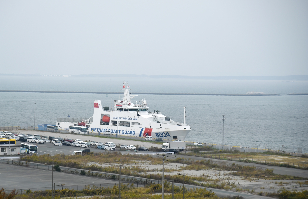 Tàu CSB 8004 đỗ tại cảng Hakata, thành phố Fukuoka