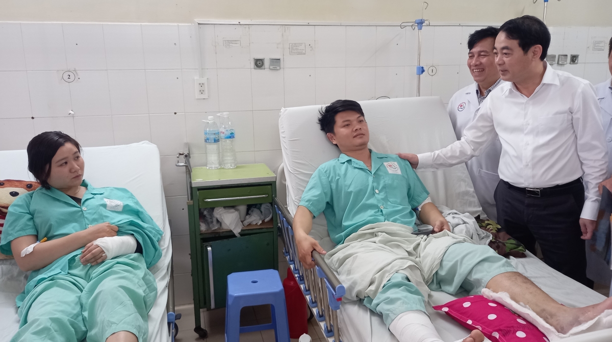 Bí thư Tỉnh ủy Khánh Hòa Nghiêm Xuân Thành động viên vợ chồng chị Trương Thị Mỹ Linh