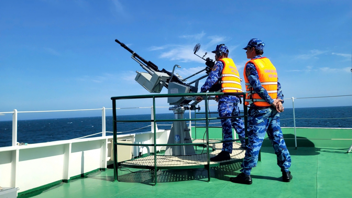 Tham gia thực hiện nhiệm vụ bắn đạn thật trên biển