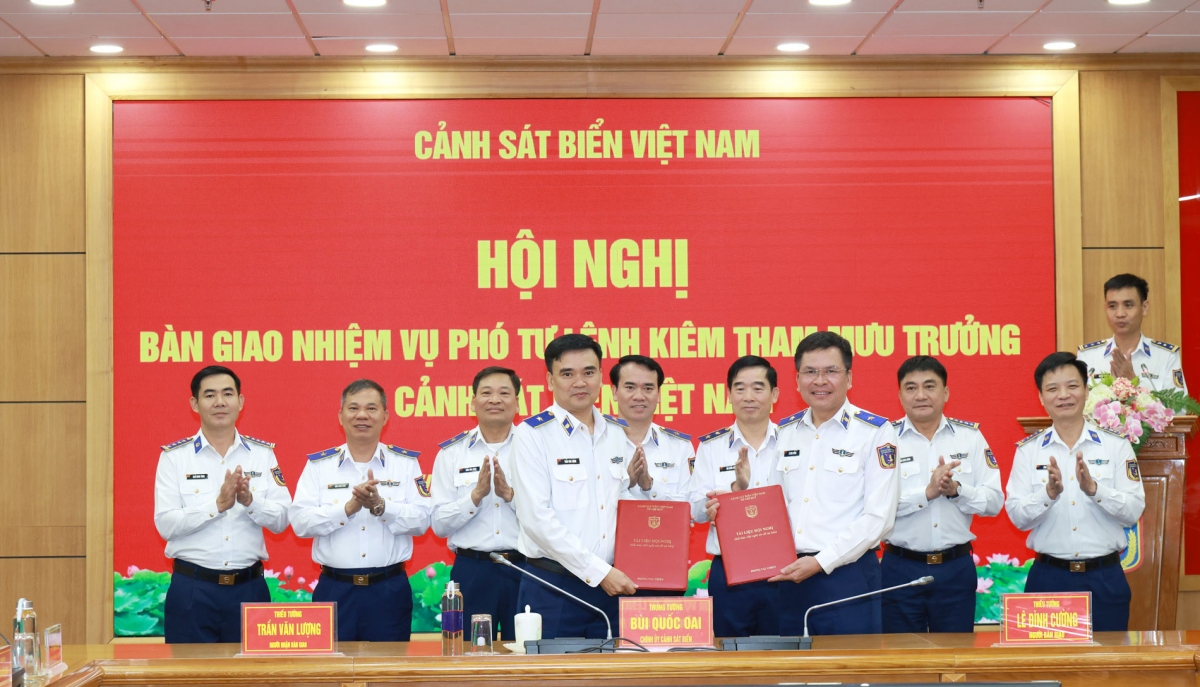Thiếu tướng Lê Đình Cường - Tư lệnh Cảnh sát biển Việt Nam bàn giao nhiệm vụ Phó Tư lệnh, Tham mưu trưởng cho Thiếu tướng Trần Văn Lượng.