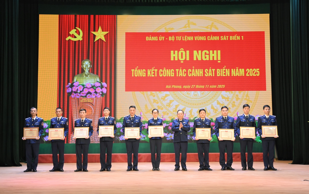 Thiếu tướng Trần Văn Hậu trao thưởng tặng các tập thể, cá nhân xuất sắc trong công tác thực hiện nhiệm vụ năm 2025.