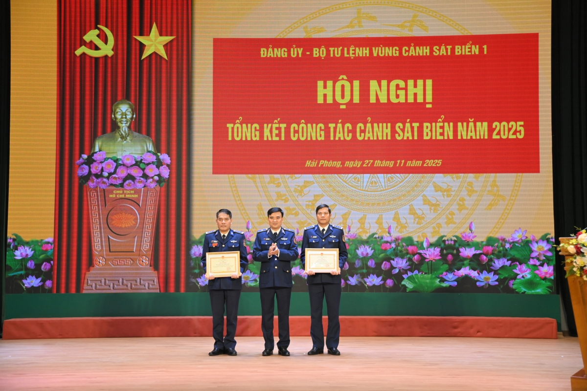 Thiếu tướng Trần Văn Lượng trao thưởng tặng các cá nhân xuất sắc trong công tác thực hiện nhiệm vụ năm 2025