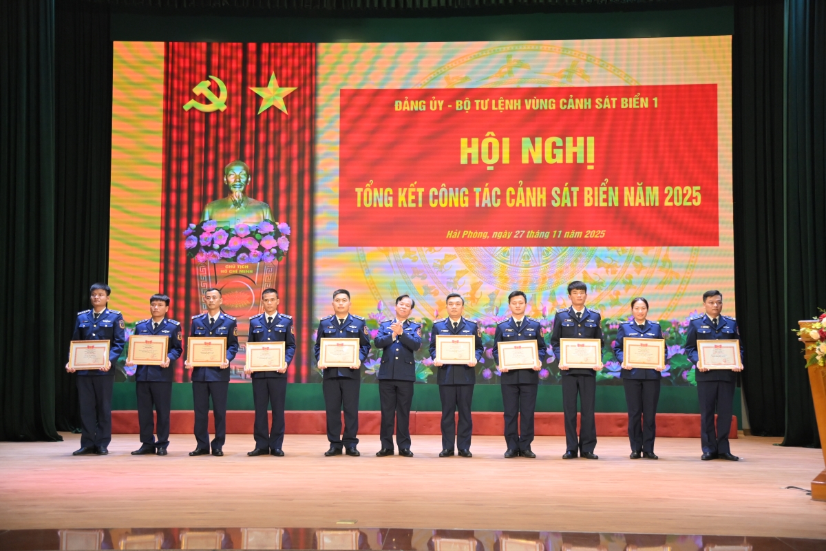 Thiếu tướng Trần Văn Thơ trao thưởng tặng các tập thể, cá nhân xuất sắc trong công tác thực hiện nhiệm vụ năm 2025