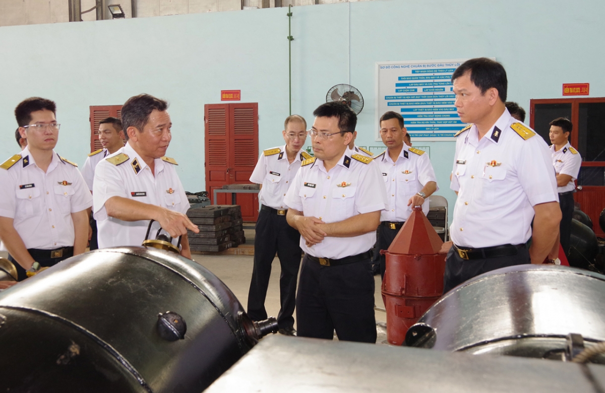 Thủ trưởng Bộ Tư lệnh Hải quân kiểm tra sản phẩm nghiên cứu khoa học tại Nhà máy X28