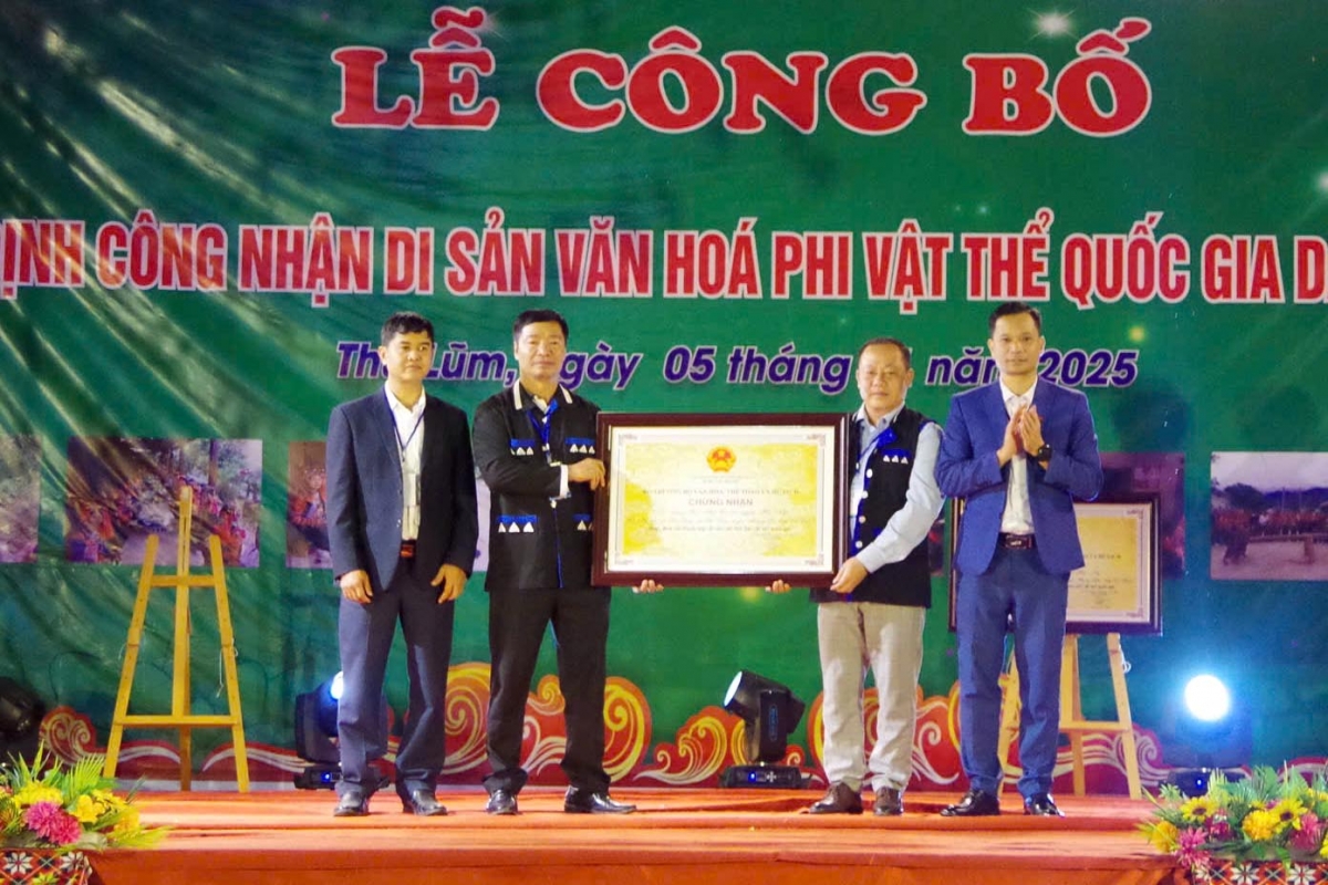 Thừa ủy quyền của Bộ Văn hóa, Thể thao và Du lịch, lãnh đạo Sở Văn hóa, Thể thao và Du lịch Lai Châu trao bằng công nhận di sản cho chính quyền xã Thu Lũm
