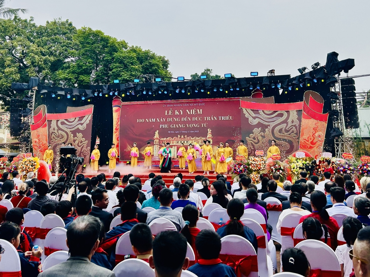 tiet_muc_nghe_thuat_bay_to_long_thanh_kinh_ghi_dau_cong_on_cua_duc_tran_trieu_tai_le_ky_niem_100_nam_xay_dung_den_duc_tran_trieu.jpg