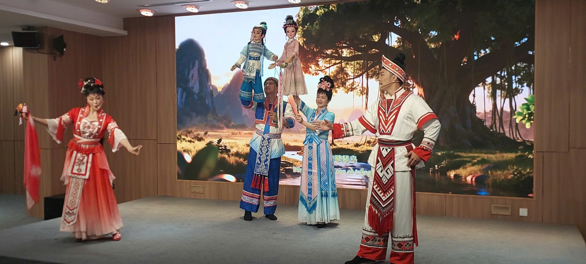 Tiết mục văn nghệ do các nghệ sĩ Việt Nam, Trung Quốc biểu diễn tại lễ khai mạc