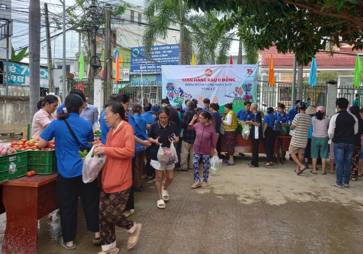 Tỉnh Khánh Hòa mua và vận động rau, củ cấp phát cho người dân.