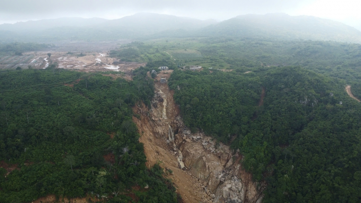 Toàn cảnh khu vực hồ chứa nước trên núi Tân Lai (xã Tuy Phong, tỉnh Lâm Đồng) - nơi xảy ra vụ vỡ đập đêm 1/11. Dòng nước từ thượng nguồn đổ xuống cuốn trôi toàn bộ thân đập và đất đá.