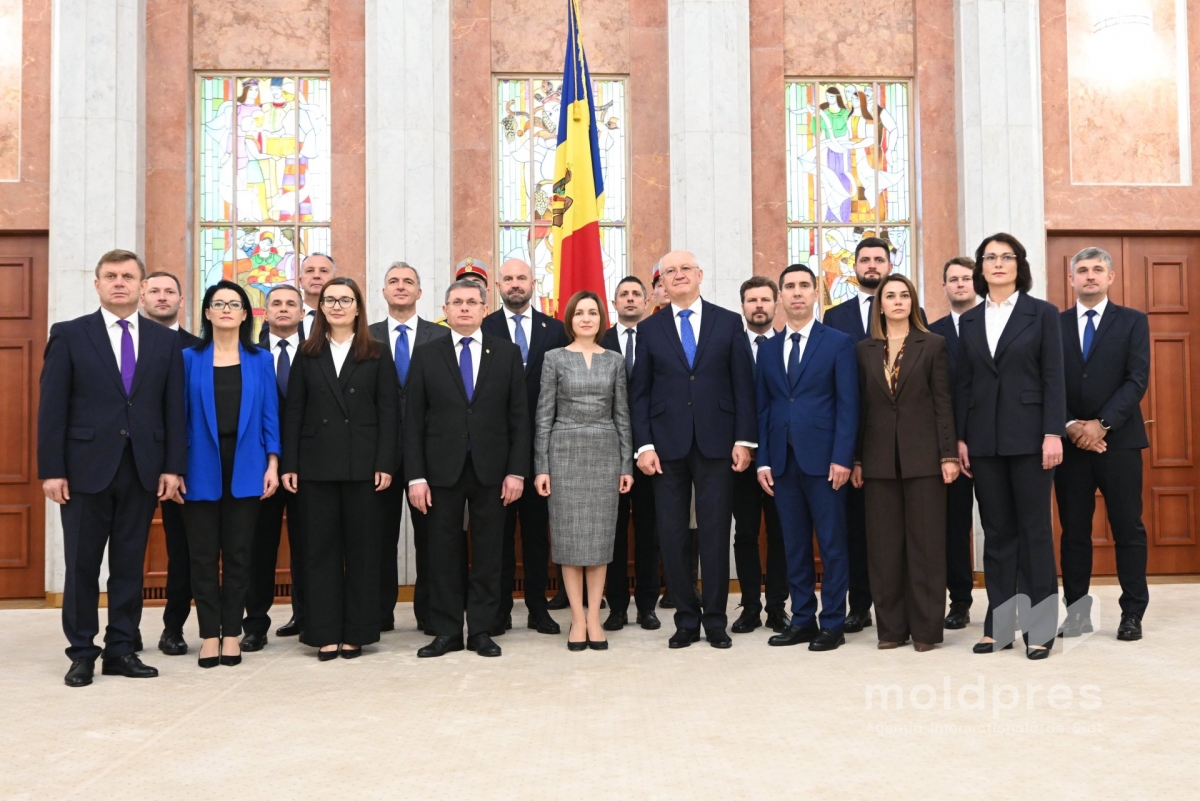 Tổng thống Moldova Maia Sandu (giữa) và Chính phủ của tân Thủ tướng Munteanu (Ảnh-moldpres.md)