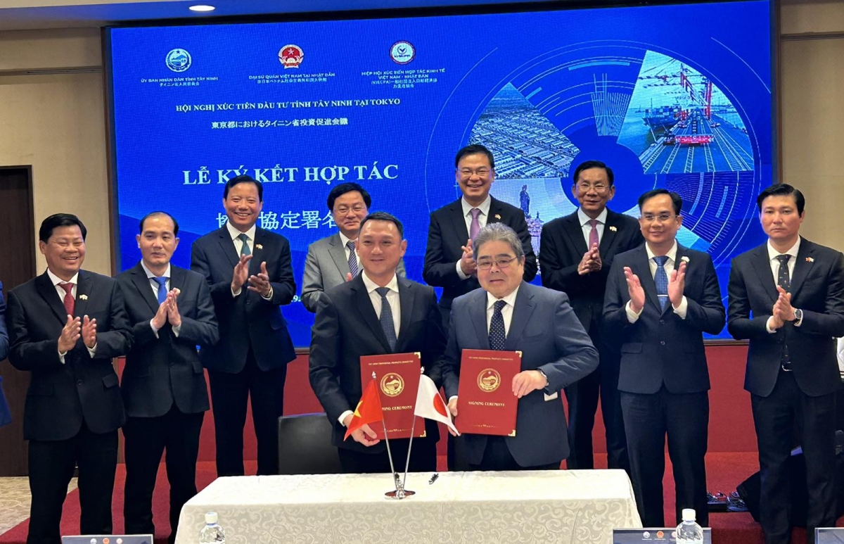 Trao đổi MOU giữa Tập đoàn Obayashi và Ban Quản lý khu kinh tế Tây Ninh về việc hỗ trợ doanh nghiệp Nhật Bản trong KCN chuyển đổi năng lượng hydrogen (ảnh VOV Tokyo)