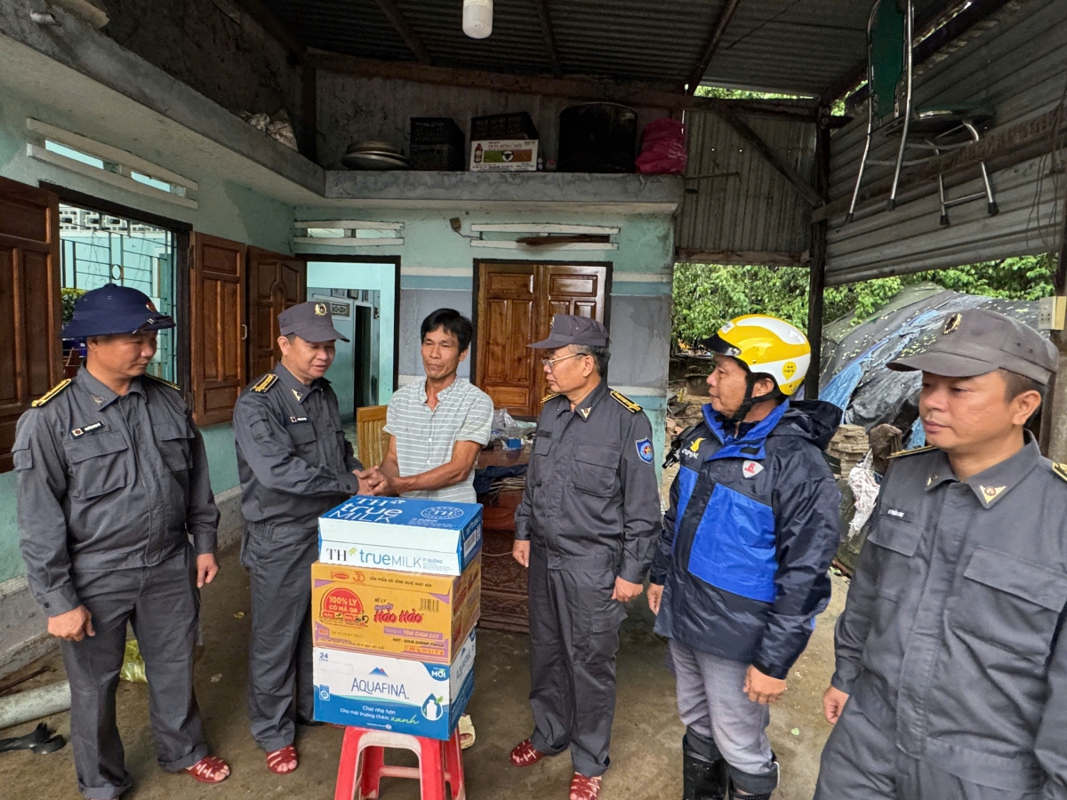 Trao tặng mỳ tôm, nước ngọt cho nhân dân