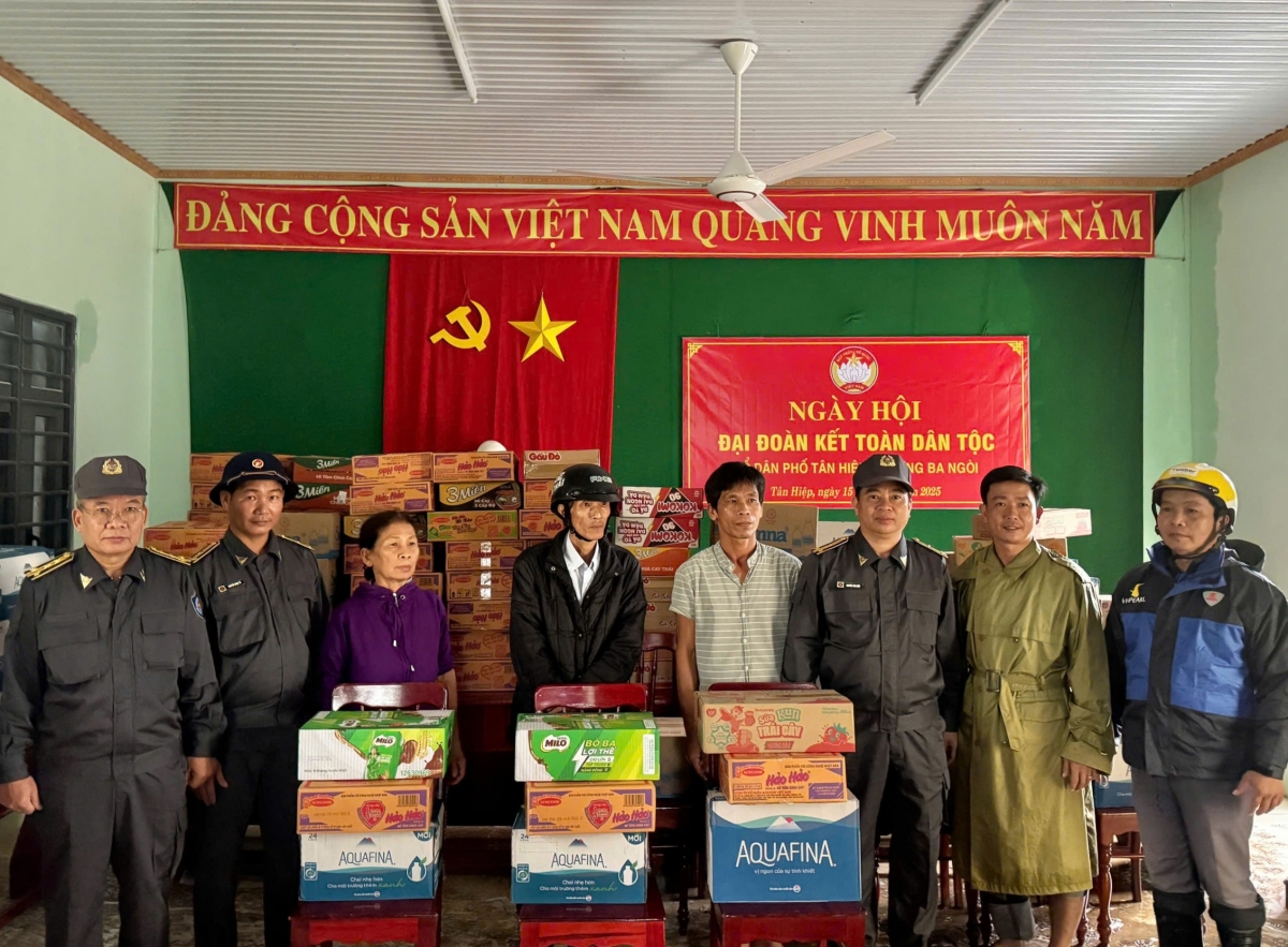 Trao tặng nước ngọt cho bà con nhân dân Ba Ngòi