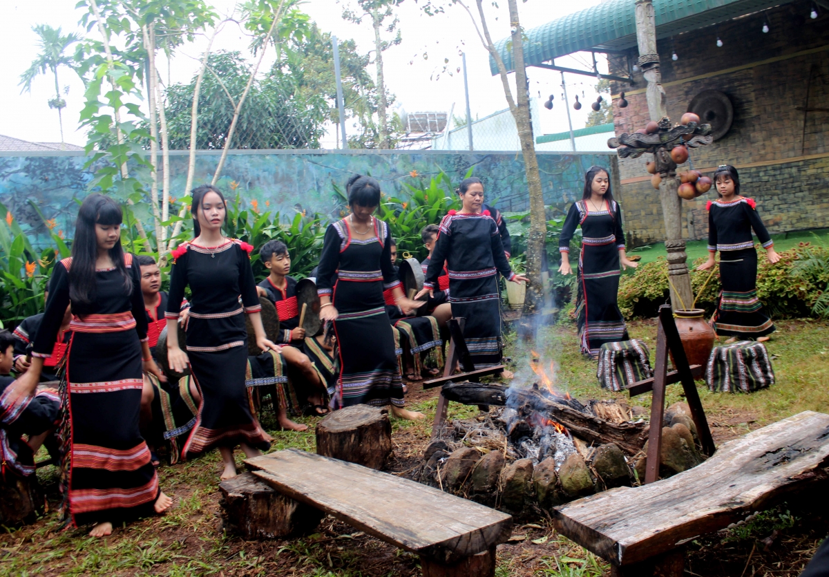 Trên nền bài chiêng, các cô gái uyển chuyển thể hiện từng động tác múa Ê Đê