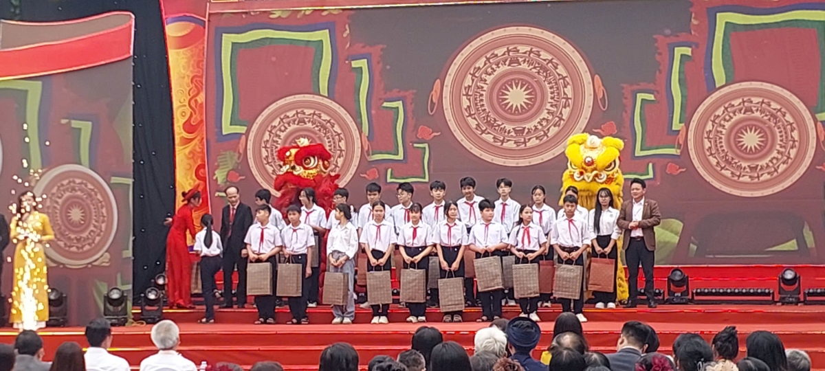 trong_khuon_kho_le_ky_niem_xa_my_duc_va_dai_dien_hau_due_thanh_to_tran_quoc_tuan_da_trao_suat_qua_cho_hoc_sinh_tren_dia_ban_xa.jpg
