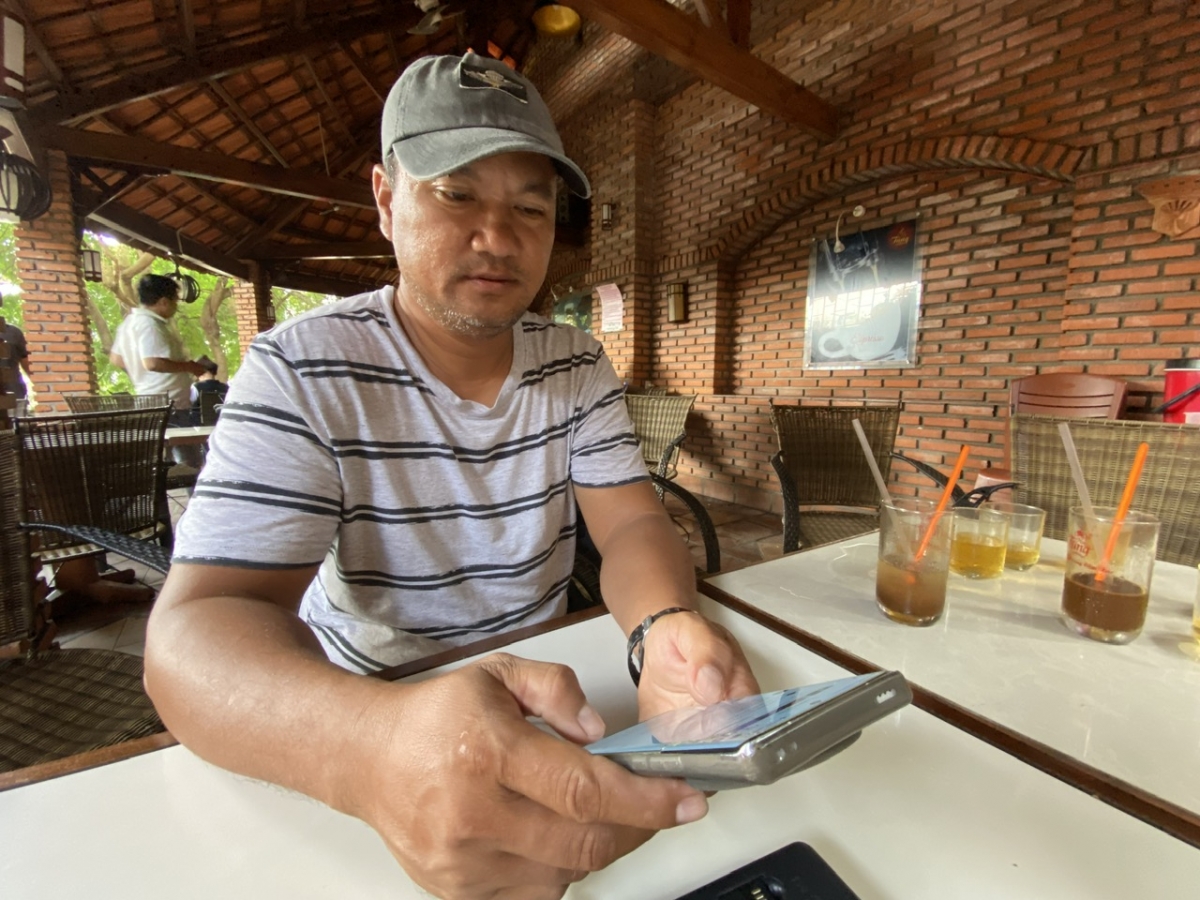 Trong lúc tạm nghỉ ngơi sau 5 ngày tham gia cứu hộ ở tâm lũ Phú Yên, anh Đào Đặng Công Trung, Nhóm trưởng Nhóm ứng cứu chung tay vì cộng đồng Đà Nẵng lại tất bật với chiếc điện thoại để điều phối các chuyến xe hàng cứu trợ vùng lũ.