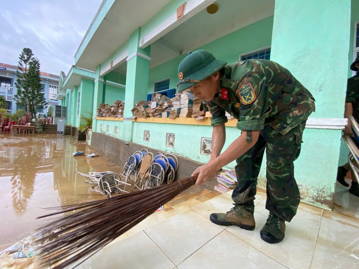 Trường học cũng đang được khẩn trương dọn dẹp để học sinh sớm đi học trở lại