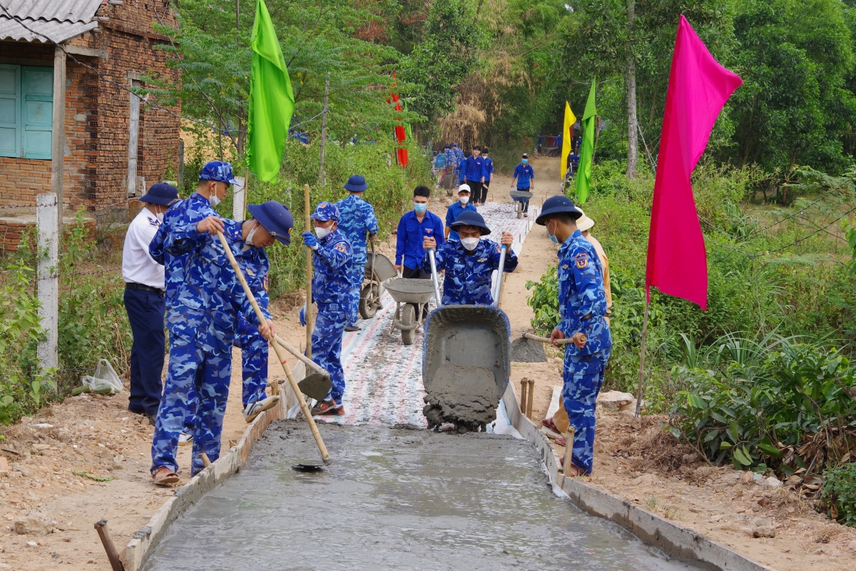 Tuổi trẻ BTL Vùng CSB 2 chung tay xây dựng nông thôn mới