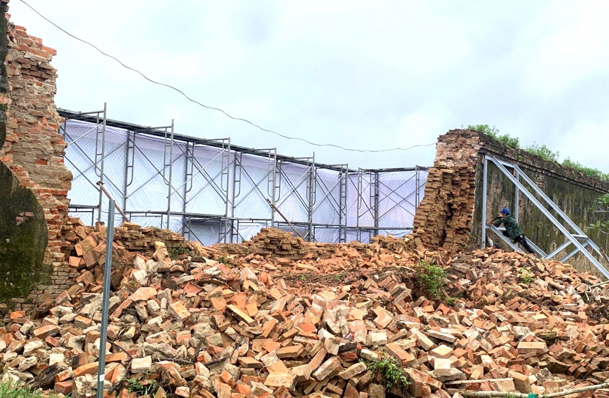 Tường Hoàng thành Huế bị sụp đổ dầu tháng 11.