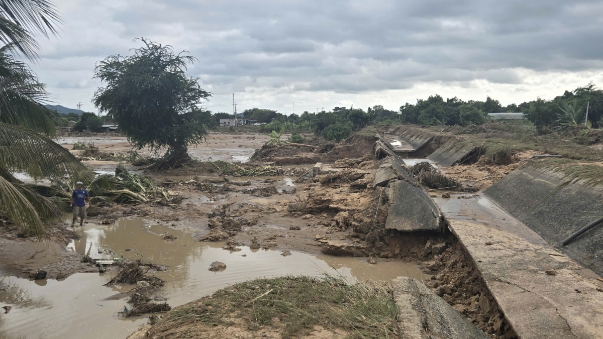 Tuyến kênh mương và đường nội đồng bị sạt lở, cuốn trôi sau vụ vỡ đập nước của Công ty TNHH Trang trại Việt Phong Phú.