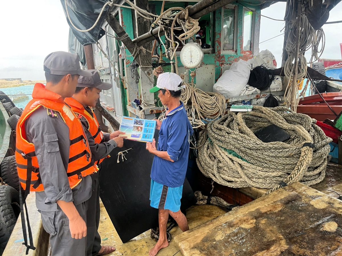 Tuyên truyền ngư dân đang khai thác thủy sản trên khu vực biển Phú Quý