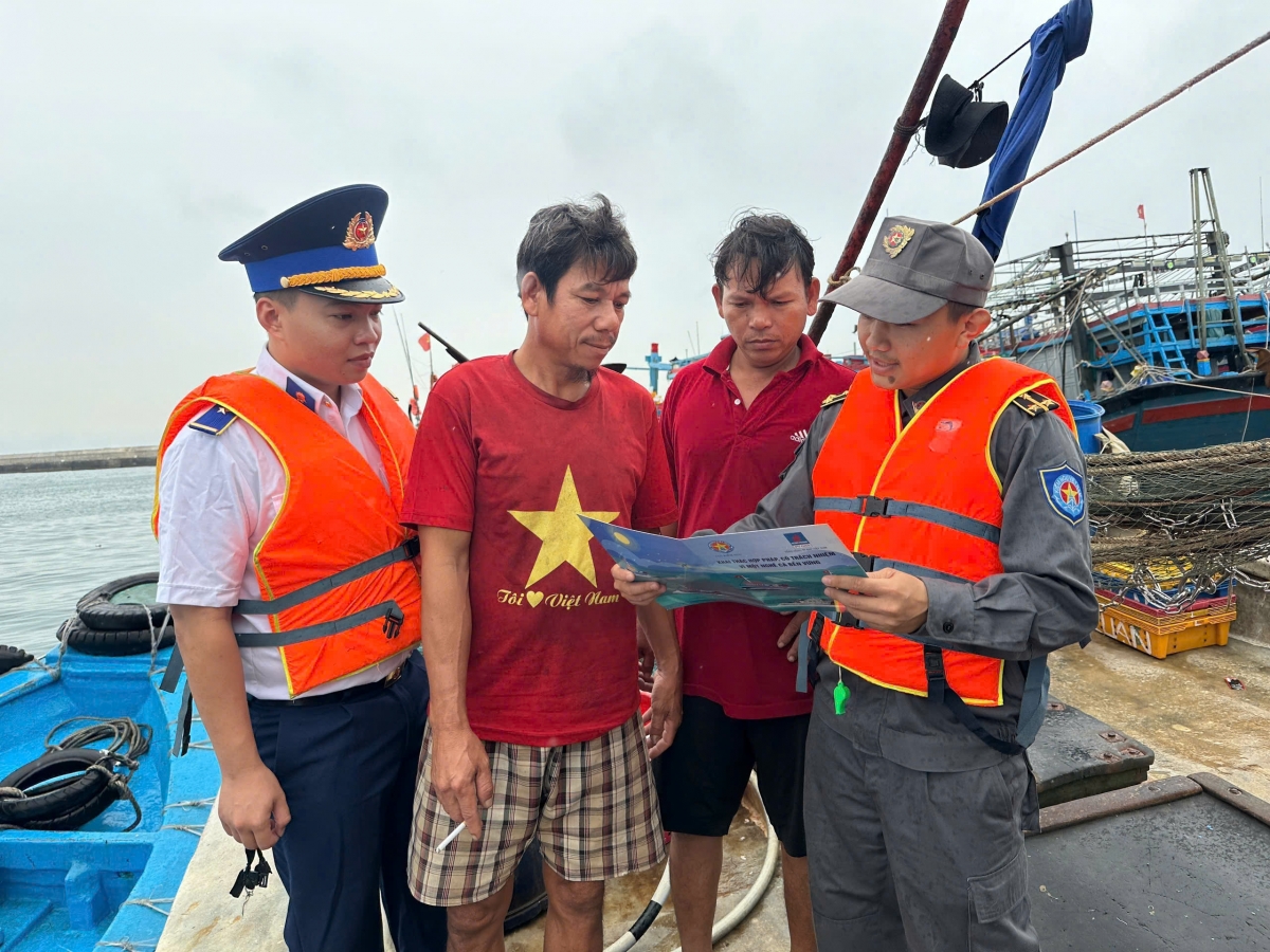 Tuyên truyền ngư dân đang khai thác thủy sản trên khu vực biển Trường sa