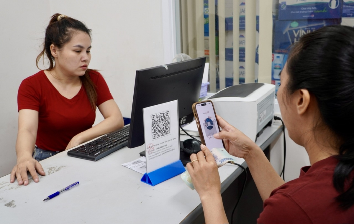 Người dân chuyển tiền cứu trợ lũ lụt, chia sẻ với đồng bào bị ảnh hưởng lũ lụt