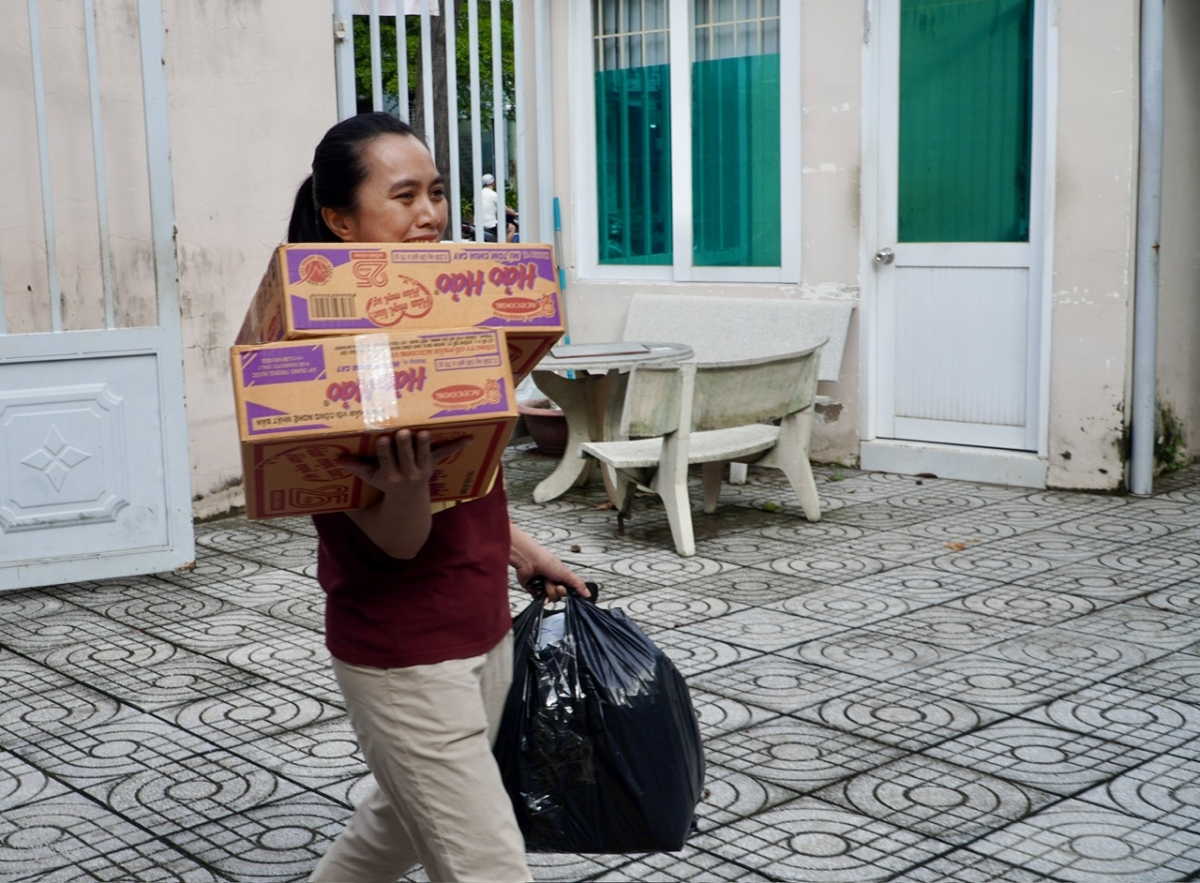 Chị Loan đem hàng hóa đến điểm tiếp nhận cứu trợ