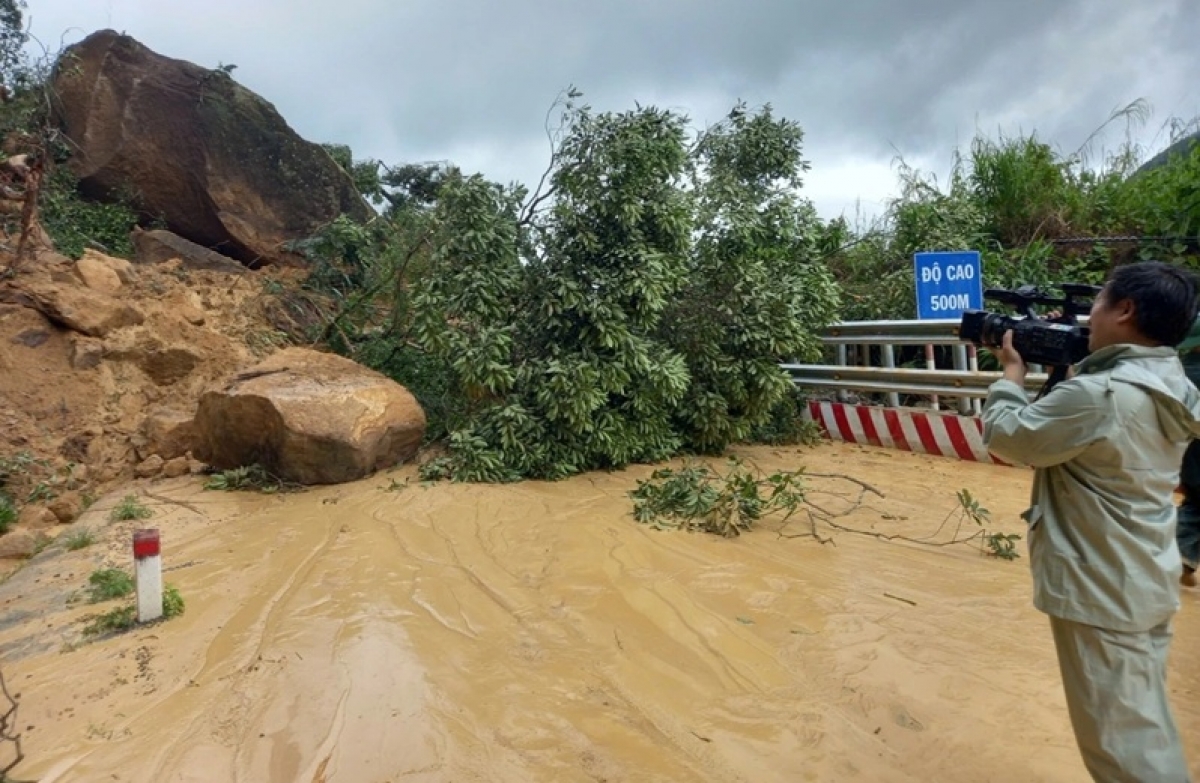 Quốc lộ 27C đoạn qua đèo Khánh Lê bị sạt lở đến nay chưa khắc phục xong.