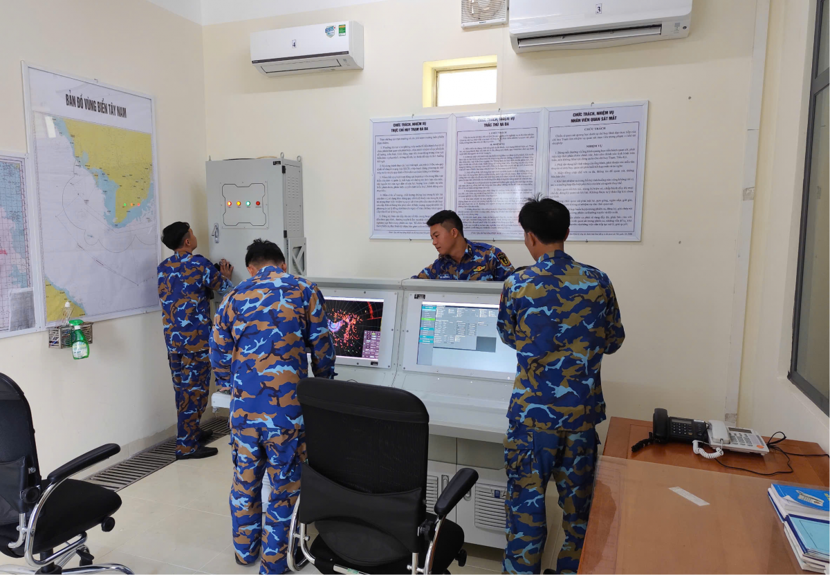 Kíp trực Ra đa kiểm tra máy móc, thiết bị trước khi vào ca trực