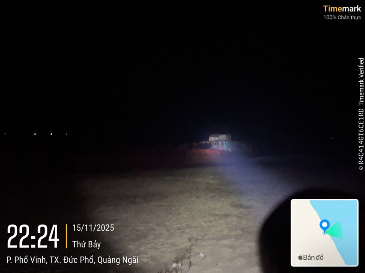 Vị trí tàu bị dạt vào bờ.
