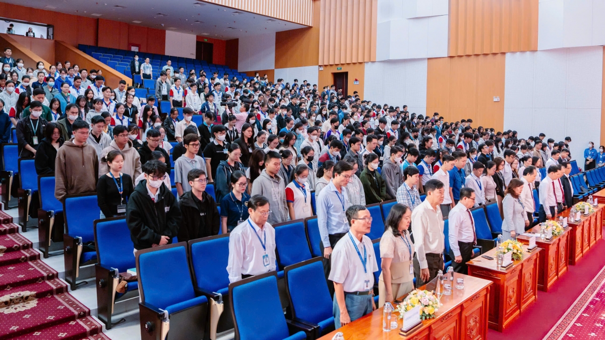 Ban Tổ chức dành thời khắc trang trọng để tri ân người đã hiến hiến mô, tạng và gửi lời biết ơn sâu sắc tới các gia đình người hiến tạng.