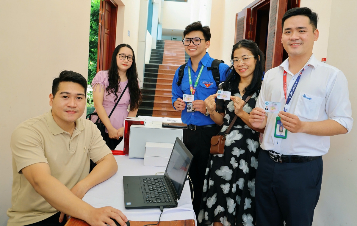 Nhiều người tham gia Lễ phát động đã trực tiếp đăng ký hiến mô, tạng thể hiện tinh thần nhân văn của người Việt Nam.