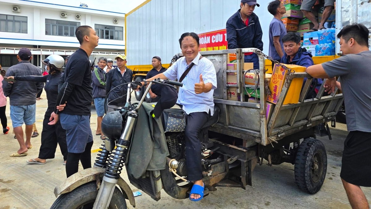 150 tấn hàng hoá được đoàn thiện nguyện TP. Cần Thơ do anh Đoàn Hữu Nhựt làm trưởng đoàn dùng xe nhỏ chở đến tận nhà những bà con bị ngập hoặc ở xa nơi nhận quà cứu trợ