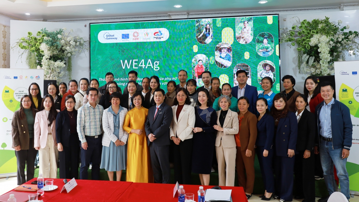 Các đại biểu chụp ảnh lưu niệm