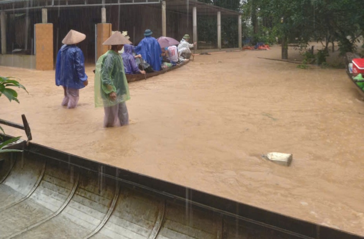 Xã Ba Lòng khẩn cấp di dời hơn 200 hộ dân đến nơi an toàn