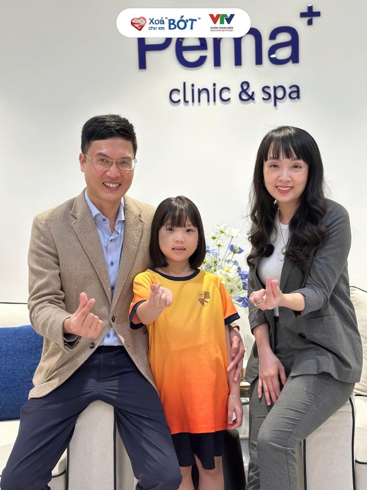 Một trong số hơn 50 em nhỏ đang được bác sĩ nội trú, người thầy Hoàng Văn Tâm điều trị xóa vết bớt 