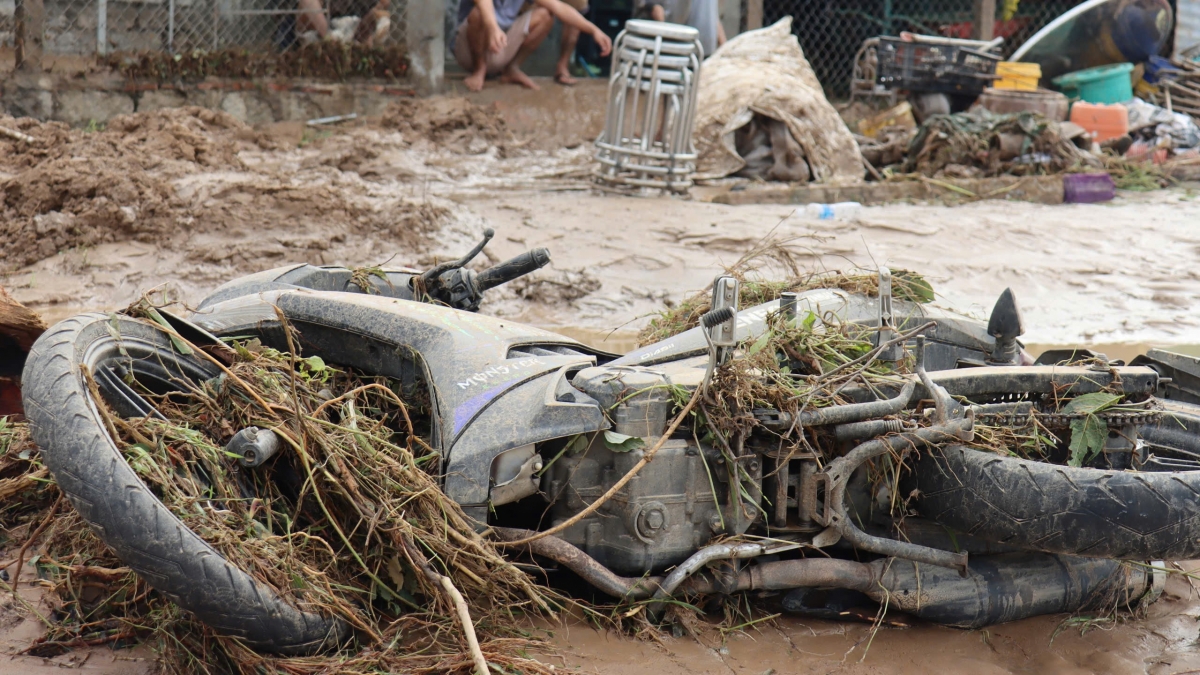 Xe máy của người dân bị vùi lấp, hư hỏng nặng sau khi hàng trăm nghìn mét khối nước từ hồ chứa bị vỡ đổ ập xuống khu dân cư trong đêm 1/11.