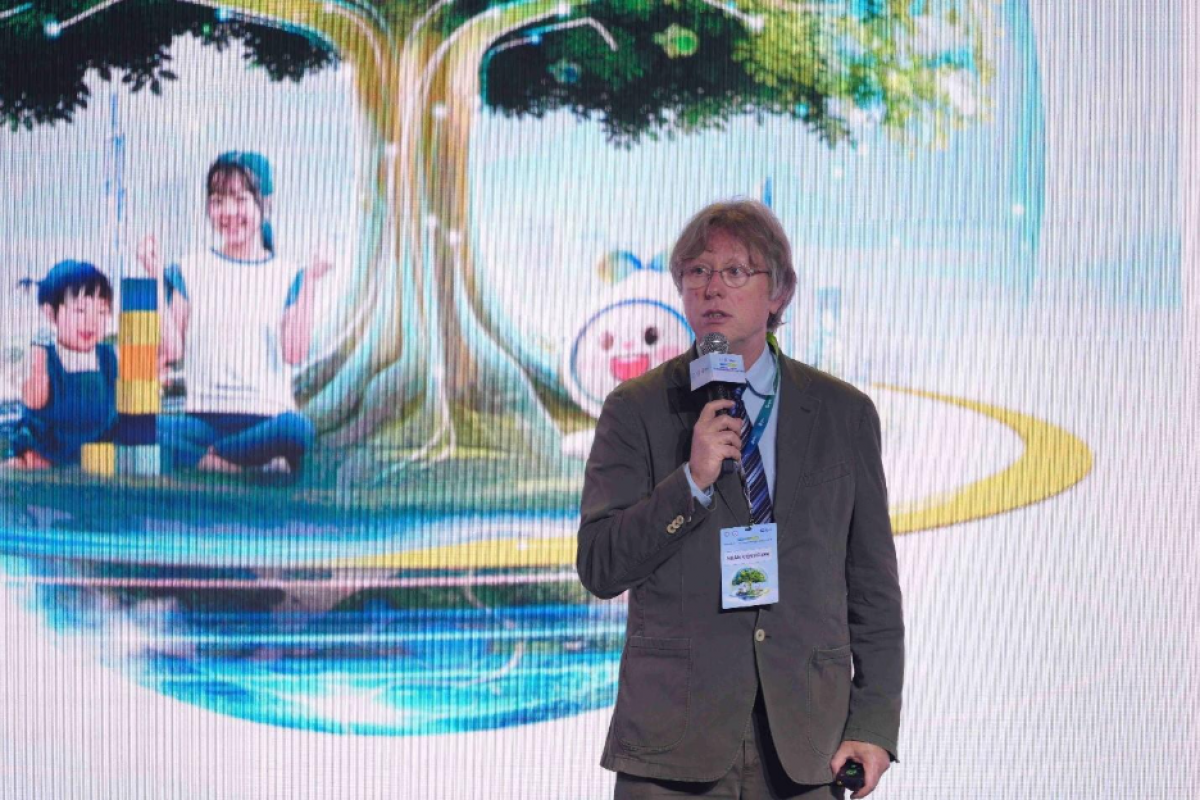 Tiến sĩ Mark Fletcher, Giám đốc cấp cao, Bộ phận Y khoa Nghiên cứu và Phát triển Vắc-xin Pfizer phát biểu tại hội thảo