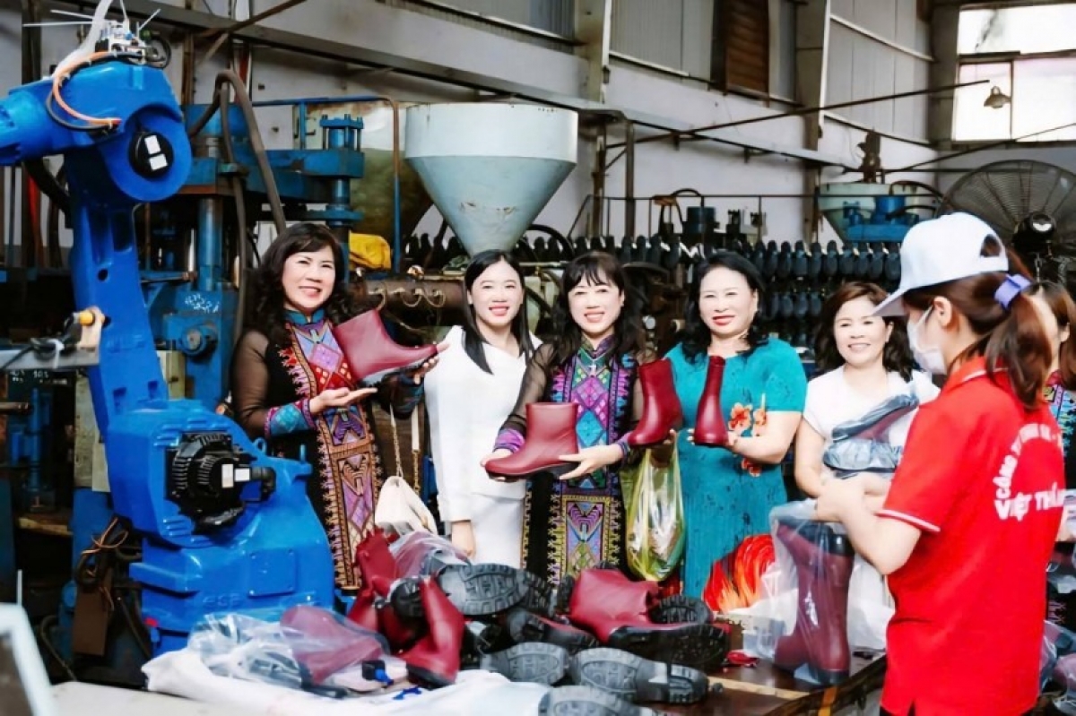 Sản phẩm dép nhựa của Công ty Việt Thắng sản xuất tại tỉnh Đắk Lắk tiếp tục được doanh nghiệp Hoa Kỳ ký kết hợp đồng tiêu thụ.