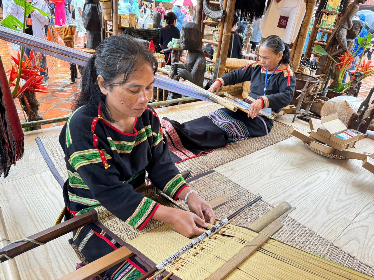 Nghệ nhân dệt hoạ văn M'Nông trên khung cửi, nét đẹp văn hoá vùng đất Tây Nguyên