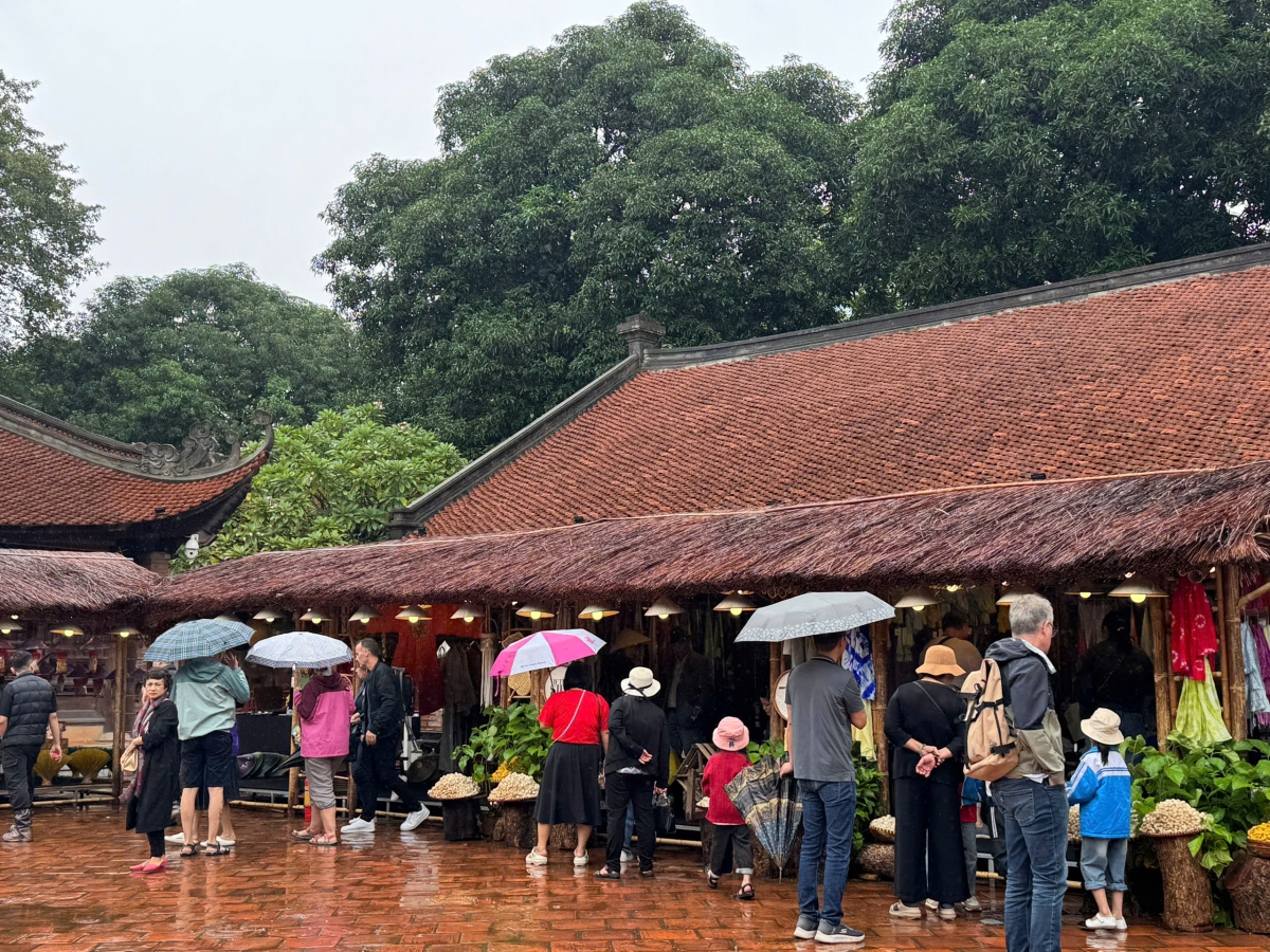 Dù trời mưa nhưng du khách vẫn đến tham quan rất đông tại các gian trưng bày