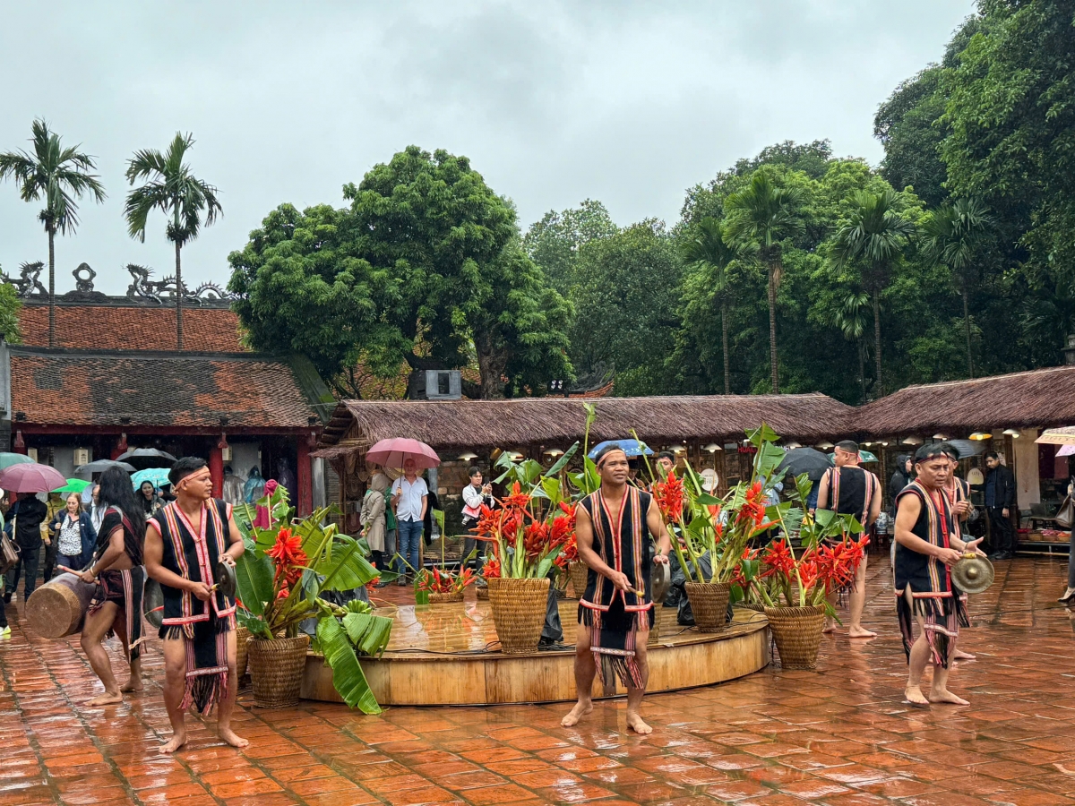 Các nghệ nhân trình diễn nghệ thuật tại sân Thái Học, Văn Miếu- Quốc Tử Giám, thu hút sự quan tâm của nhiều du khách