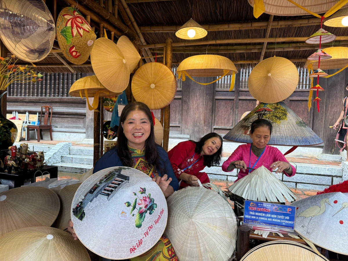 Nghệ nhân Tạ Thu Hương, làng nghề truyền thống Nón Chuông, Thanh Oai, Hà Nội