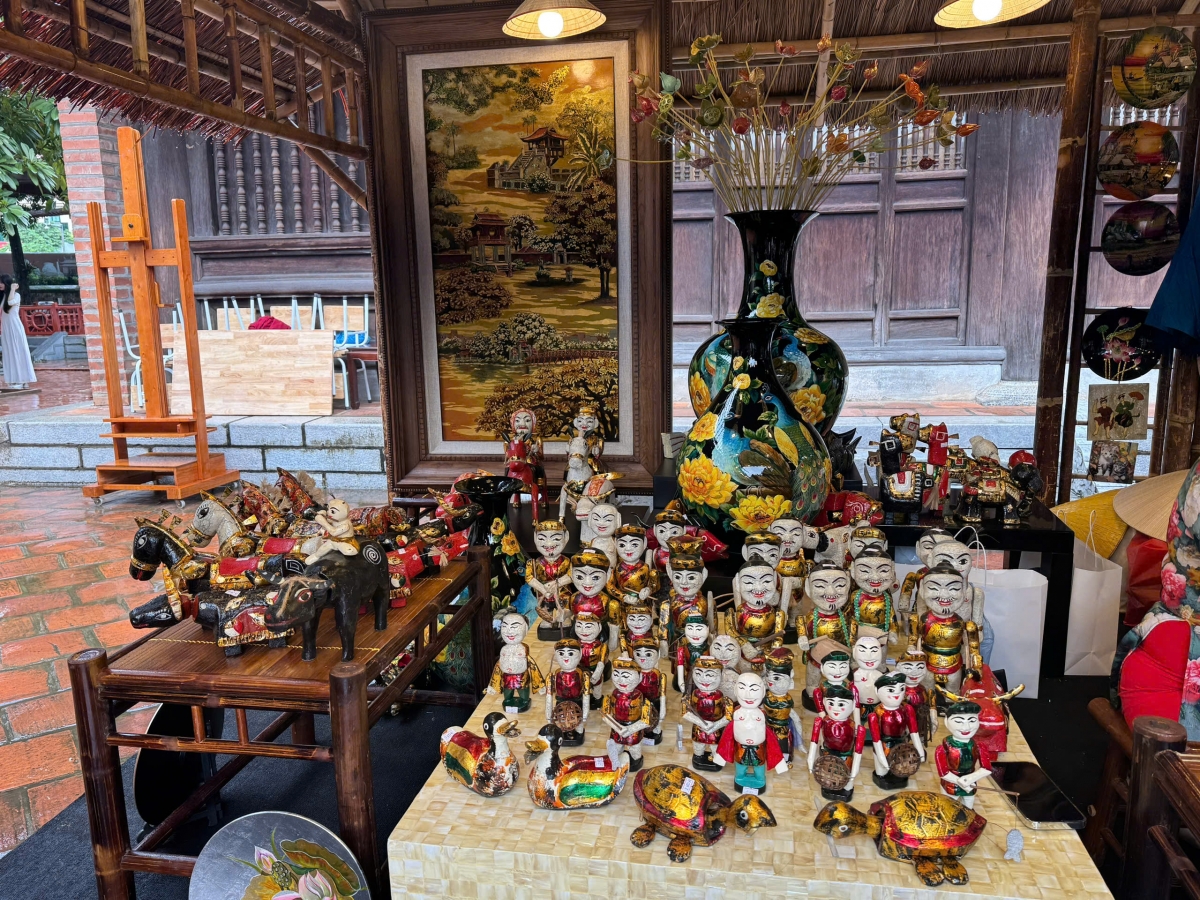 Các sản phẩm sơn mài mang sắc màu dân gian được trưng bày tại sự kiện