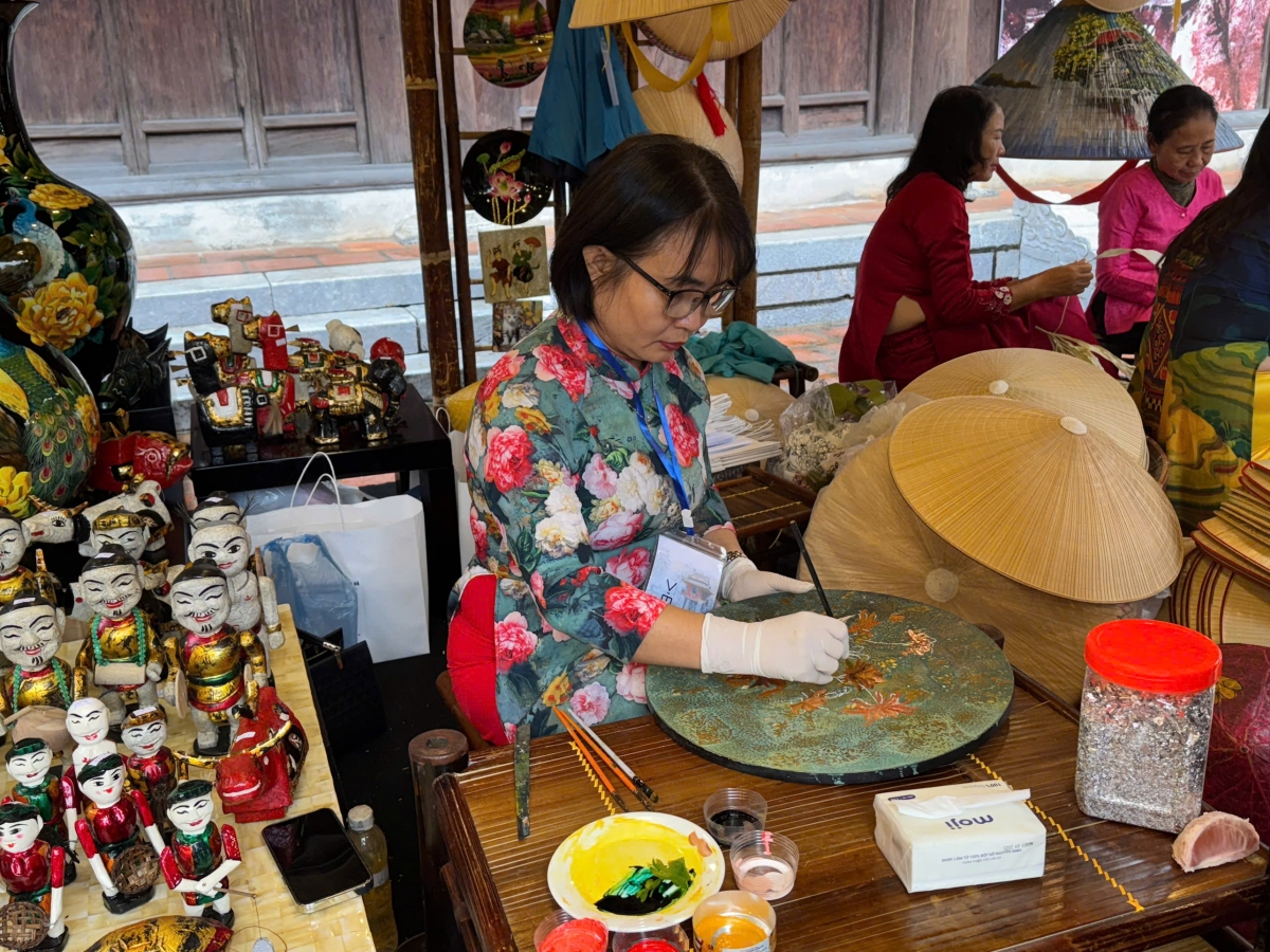 Nghệ nhân vừa thực hành vừa hướng dẫn các công đoạn tạo nên một tác phẩm sơn mài