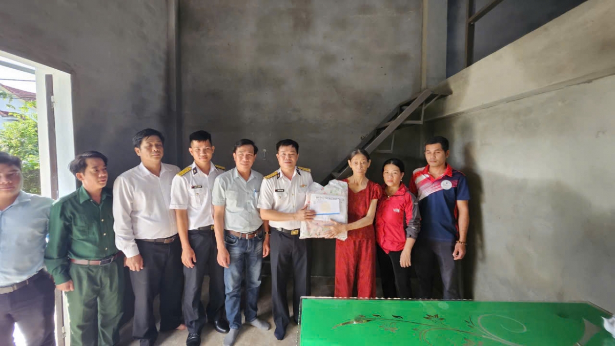 Trao quà cho hộ gia đình ảnh hưởng nặng do mưa lũ