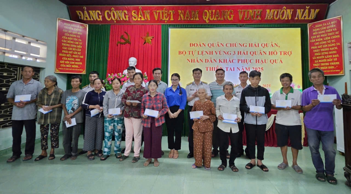 Đoàn công tác trao quà hỗ trợ người dân