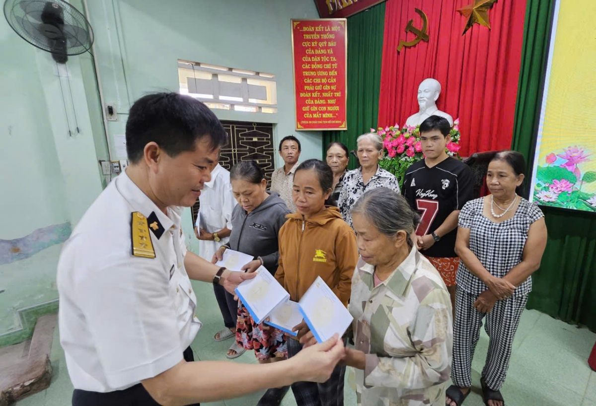 Từng phần quà được trao tặng đến tay người dân