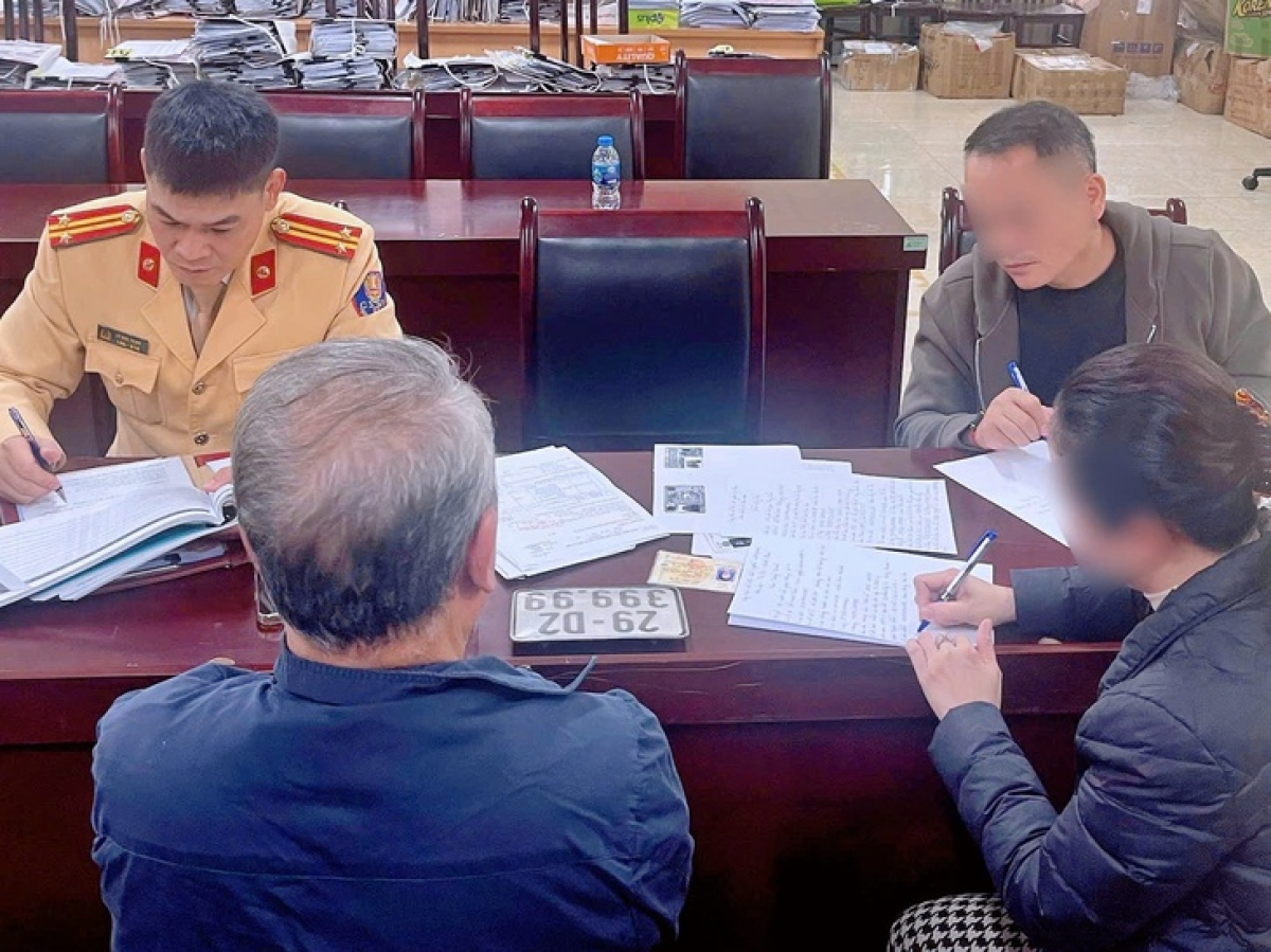 Cảnh sát giao thông làm việc với những người liên quan - Ảnh: D.T.